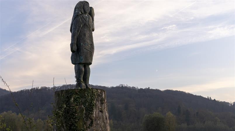 Die Statue stand auf einem Baumstumpf und winkte der Heimatstadt von Melania Trump zu.