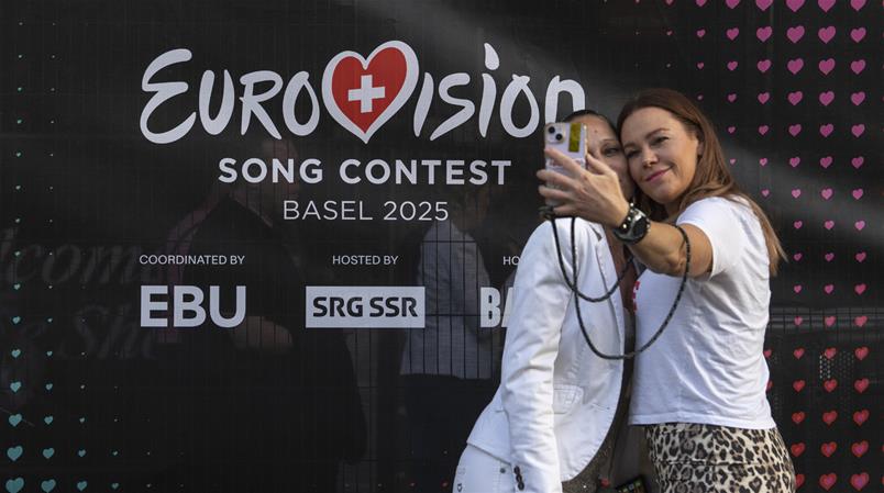 ESC-Final in Basel gestartet – Zoë Më singt für die Schweiz, Proteste begleiten das Musikfest.