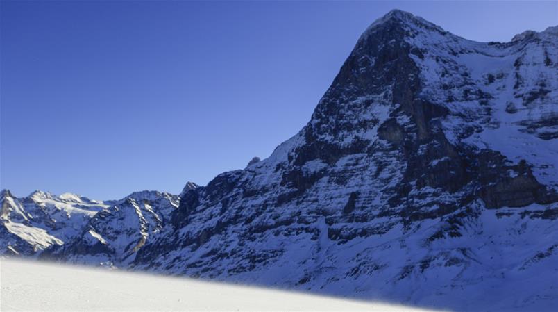 Lawine am Eiger fordert zwei Tote – fünf Verletzte werden mit Helis ins Spital gebracht.