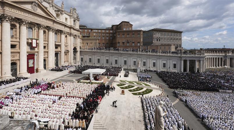 Mit einer feierlichen Messe auf dem Petersplatz ist Papst Leo XIV. ins Amt eingeführt worden.