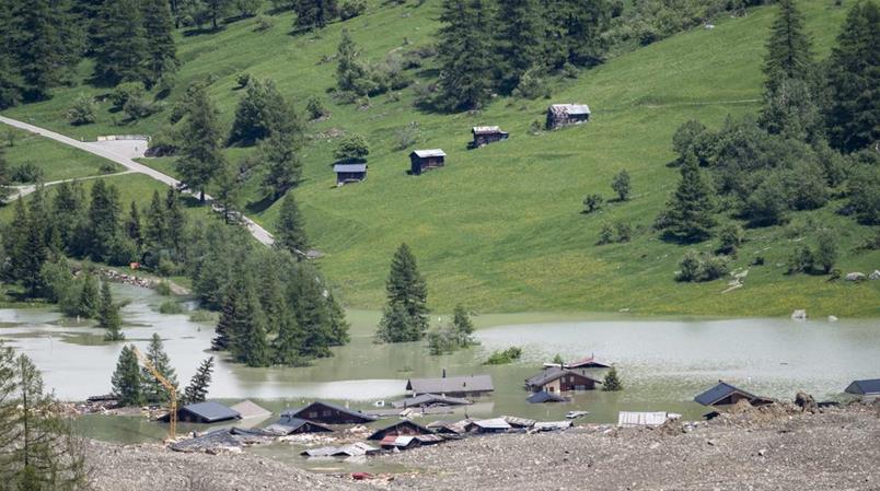 Un lac s'est formé après l'éboulement du glacier de Birch.