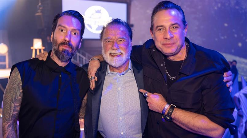 The BossHoss und Arnold Schwarzenegger machen gemeinsame Sache.