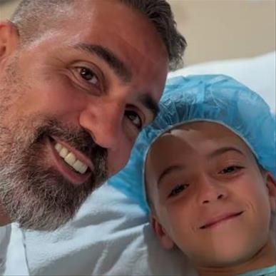 Rapper Bushido mit seinem verletzten Sohn in Dubai im Spital.