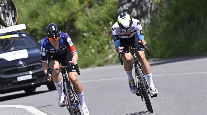 Gewinnt die 1. Etappe knapp vor Demi Vollering