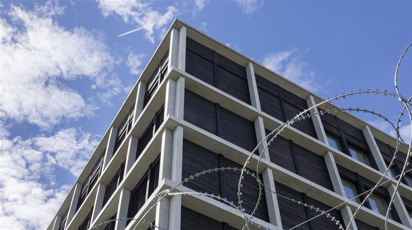 Une centaine de personnes ont protesté vendredi contre l’ouverture d’un centre fédéral d’asile.