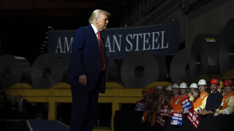 US-Präsident Trump, hier bei einem Anlass von US Steel, stimmt dem Verkauf der Firma zu.