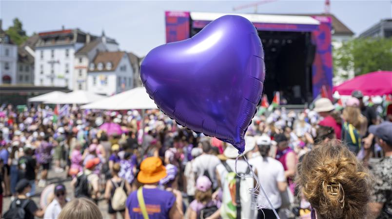 Tausende Personen nahmen am Frauenstreik in Basel teil.