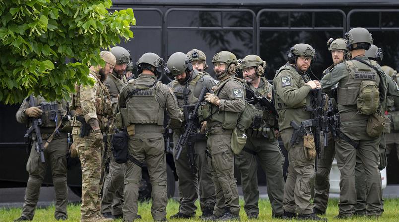 Einsatzkräfte in Minnesota nach den tödlichen Schüssen auf Melissa Hortman.