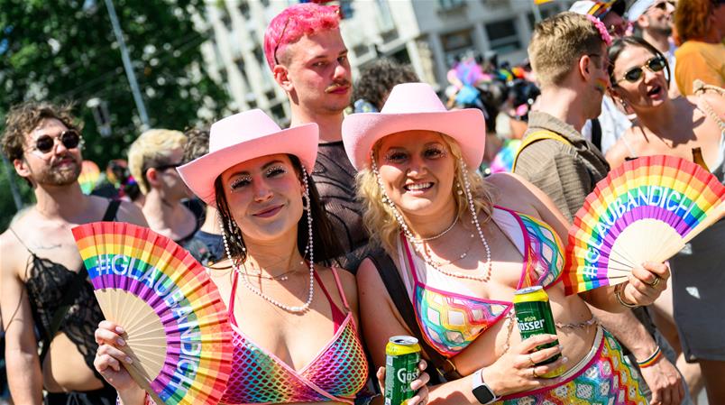 Alle Jahre wieder: Tausende Menschen feierten in Wien die Regenbogenparade.