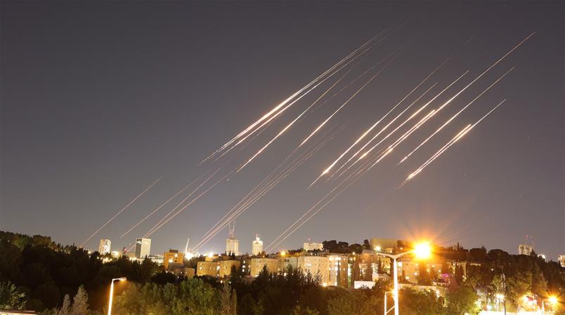 Ballistische Raketen am Himmel über Jerusalem.