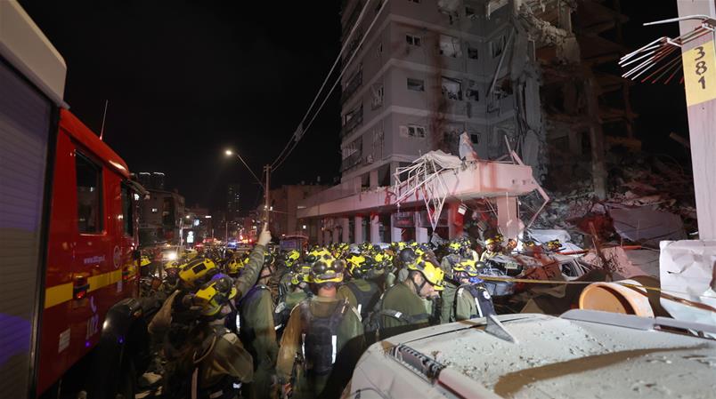 I soccorritori israeliani alla ricerca di feriti tra le macerie