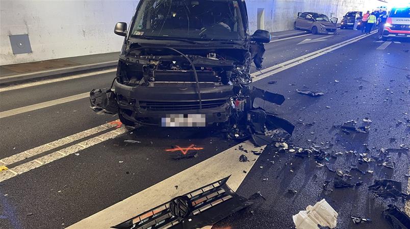 Le auto coinvolte nello scontro in galleria