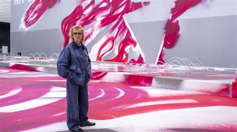 Katharina Grosse und ihr Kunstwerk CHOIR in Basel.