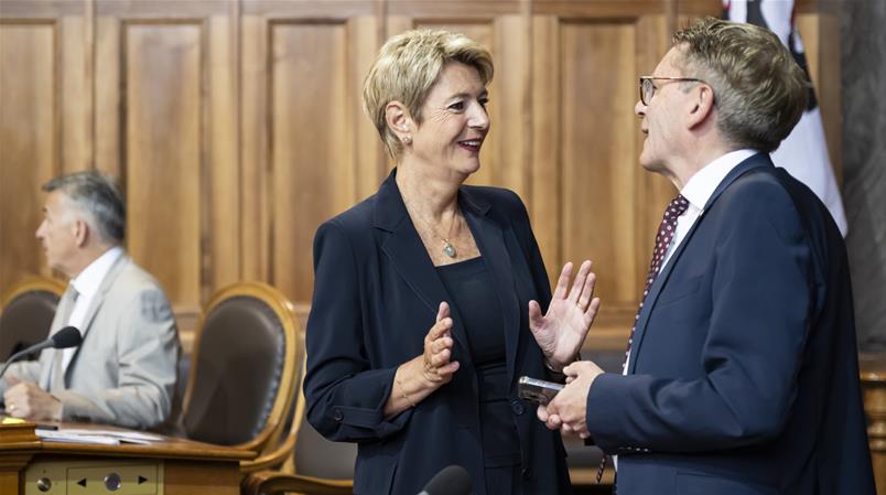 Bundespräsidentin Karin Keller-Sutter im Gespräch im Ständerat. 