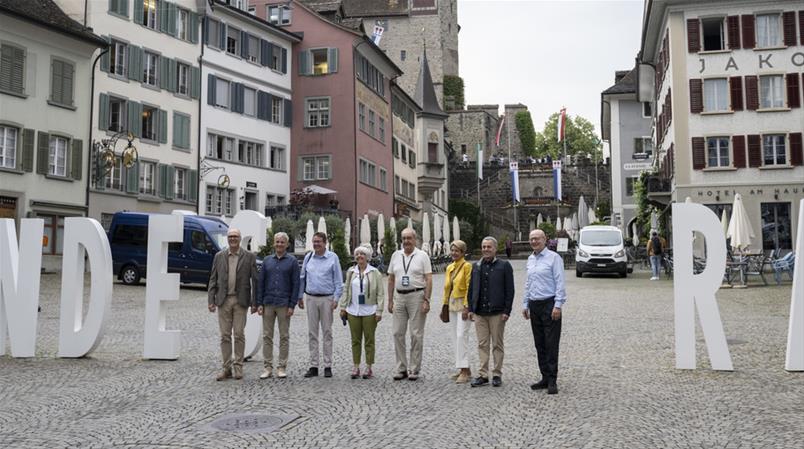 Die Landesregierung besucht den Kanton St. Gallen, hier beim ersten Zwischenhalt in Rapperswil.