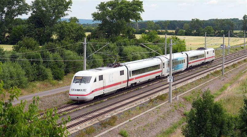 Der ICE-Testzug bei seiner Testfahrt auf der Strecke zwischen Erfurt und Halle an der Saale.