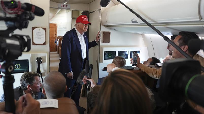 Donald Trump parla con i giornalisti sull'Air Force One
