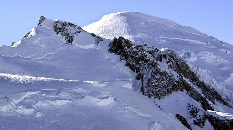 La fonte des glaciers augmente l'activité sismique sous le massif du Mont-Blanc selon une étude.