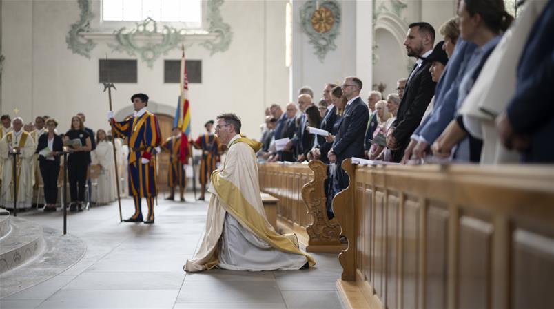 Der neue St. Galler Bischof Beat Grögli kniet während des Weihegottesdiensts vor dem Altar.
